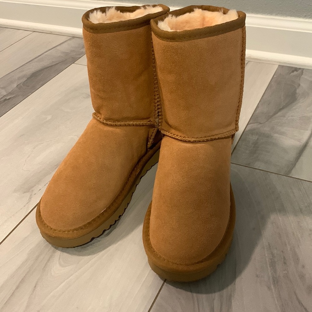 Girls size 2 Ugg boots